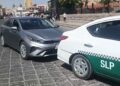 Taxista pone en riesgo a manifestantes al intentar cruzar protesta en la Alameda