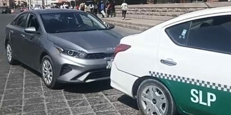 Taxista pone en riesgo a manifestantes al intentar cruzar protesta en la Alameda