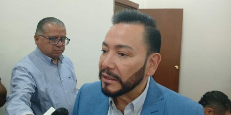 Diputado critica falta de transparencia de la UASLP y que no se sumen a la austeridad