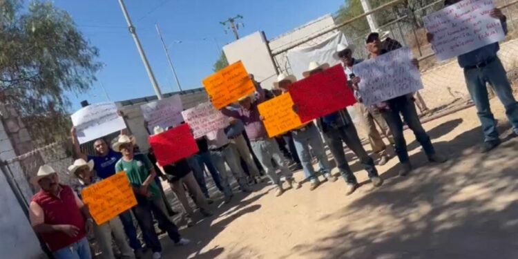 Productores de frijol en Villa de Arriaga escalan protestas y anuncian cierre de centro de acopio