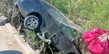 Auto cae a desnivel en Periférico Norte; no hay lesionados
