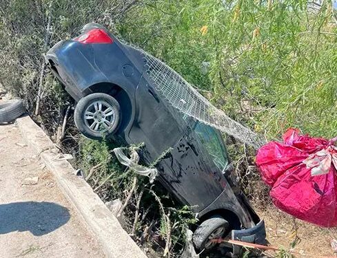 Auto cae a desnivel en Periférico Norte; no hay lesionados