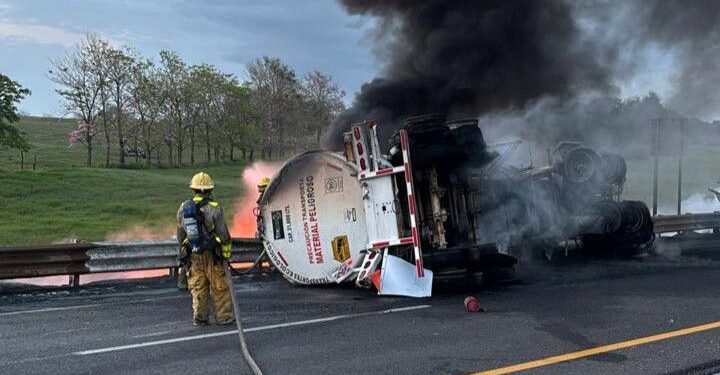  Vuelca e incendia remolque con diésel en la Valles-Tamuín