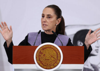 Sheinbaum confirma que la mujer que tomaba el sol en Palacio Nacional era real; ¿cuál fue su sanción?
