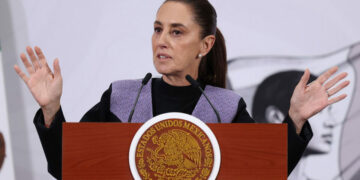 Sheinbaum confirma que la mujer que tomaba el sol en Palacio Nacional era real; ¿cuál fue su sanción?