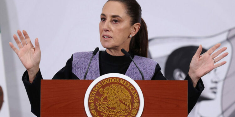 Sheinbaum confirma que la mujer que tomaba el sol en Palacio Nacional era real; ¿cuál fue su sanción?
