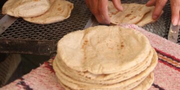 Ciencia revela por qué guardar las tortillas en plástico puede afectar su calidad y duración