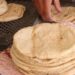 Ciencia revela por qué guardar las tortillas en plástico puede afectar su calidad y duración