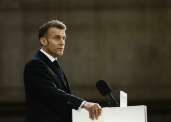 Macron aumenta el arsenal nuclear francés y ofrece compartirlo con sus socios europeos
