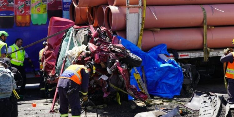 Caos en la México- Querétaro, carambola deja 2 muertos y más de 12 vehículos afectados