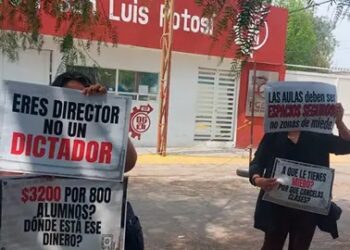 Madres de familia se manifiestan por presuntas irregularidades en el CBTIS 131