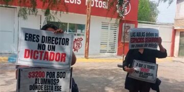 Madres de familia se manifiestan por presuntas irregularidades en el CBTIS 131