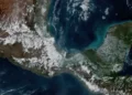 Derrame de petróleo activa contingencia y afecta litoral de cuatro estados