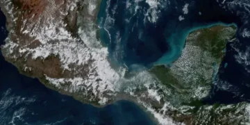 Derrame de petróleo activa contingencia y afecta litoral de cuatro estados