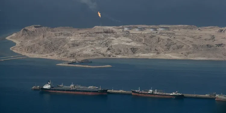 Irán ataca dos buques en el estratégico estrecho de Ormuz
