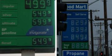 Gasolina rompe techo de 4 dólares en EE. UU. y despierta críticas a Trump