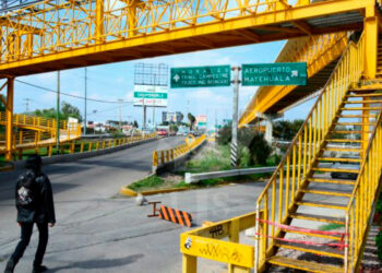 Reconocen vandalismo constante en puentes peatonales de la capital