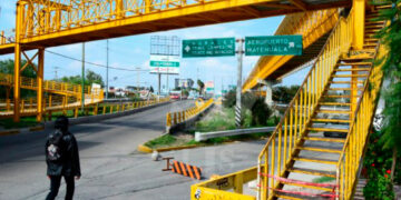 Reconocen vandalismo constante en puentes peatonales de la capital