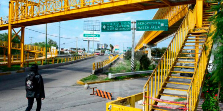 Reconocen vandalismo constante en puentes peatonales de la capital