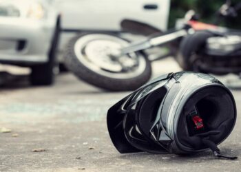 ¡Se busca! Automovilista arrolla y pasa sobre motociclista en Iztacalco, CDMX