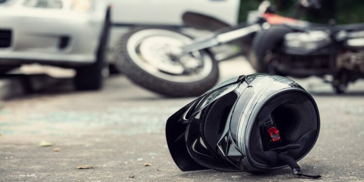 ¡Se busca! Automovilista arrolla y pasa sobre motociclista en Iztacalco, CDMX