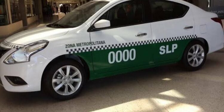  La SCT sanciona a taxistas que no cumplen con la normatividad
