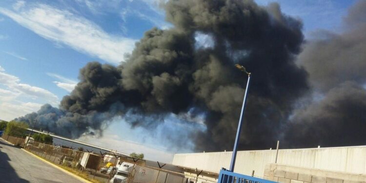 Hay un proceso administrativo contra la empresa de Polímeros incendiada: Segam