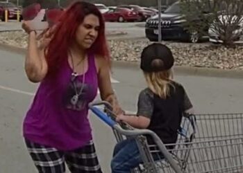 Mujer secuestra un niño en el supermercado e intenta apuñalarlo frente a todos en EU