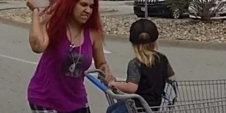 Mujer secuestra un niño en el supermercado e intenta apuñalarlo frente a todos en EU