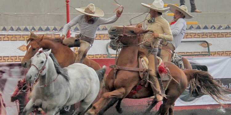 Charreada Nocturna en el Lienzo “Hermoso Cariño”