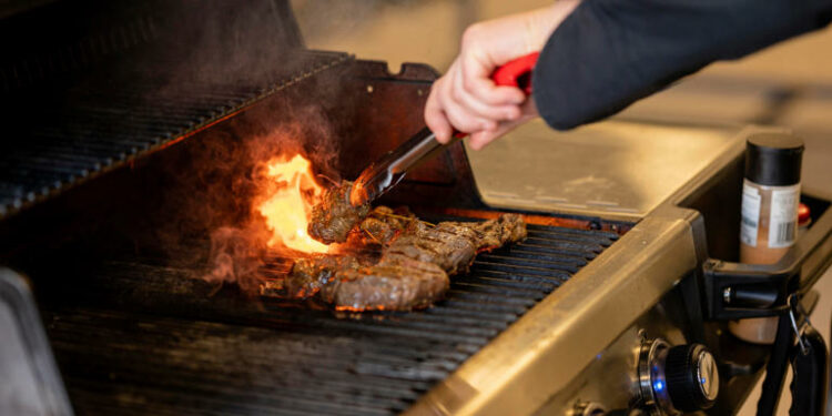 Para qué sirve ponerle bicarbonato al fuego de la carnita asada