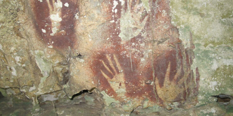 Hallada en Indonesia la pintura rupestre más antigua de la humanidad