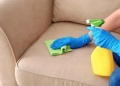 Conoce la mezcla casera para eliminar las manchas de tu sillón; remueve la suciedad en pocos minutos