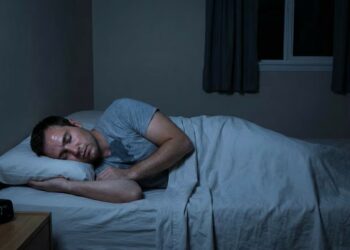 Sudores nocturnos en hombres: qué podría estar diciendo esto de tu salud y cuáles señales no debes omitir