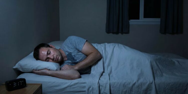 Sudores nocturnos en hombres: qué podría estar diciendo esto de tu salud y cuáles señales no debes omitir