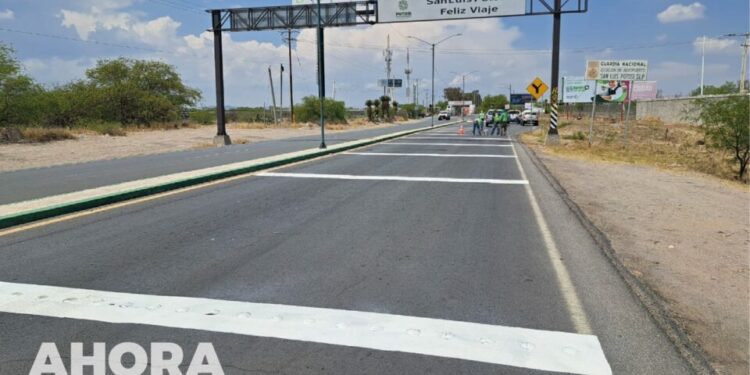 Realizan mantenimiento en carretera al aeropuerto de SLP