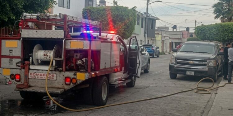 Incendio en vivienda de la colonia Popular moviliza rescate de dos adultos mayores y un perro
