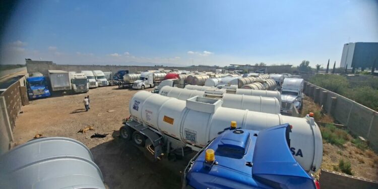 Clausuran pensión con 30 pipas de combustible en Soledad de Graciano Sánchez