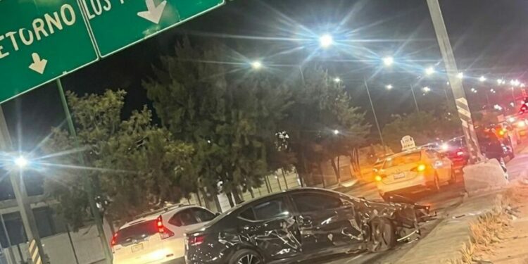 Volcadura en la carretera a Rioverde deja un vehículo con pérdida total
