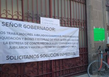 Pensionados y jubilados de Gobierno del Estado exigen el pago de sus liquidaciones