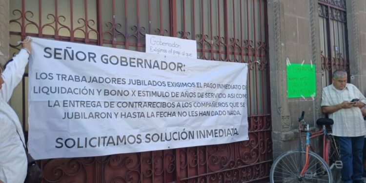 Pensionados y jubilados de Gobierno del Estado exigen el pago de sus liquidaciones