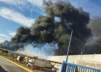 Vientos dispersaron la contaminación generada por el incendio en la zona industrial: gobernador