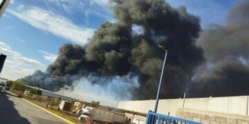 Vientos dispersaron la contaminación generada por el incendio en la zona industrial: gobernador