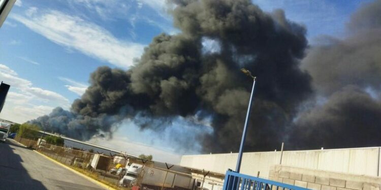 Vientos dispersaron la contaminación generada por el incendio en la zona industrial: gobernador