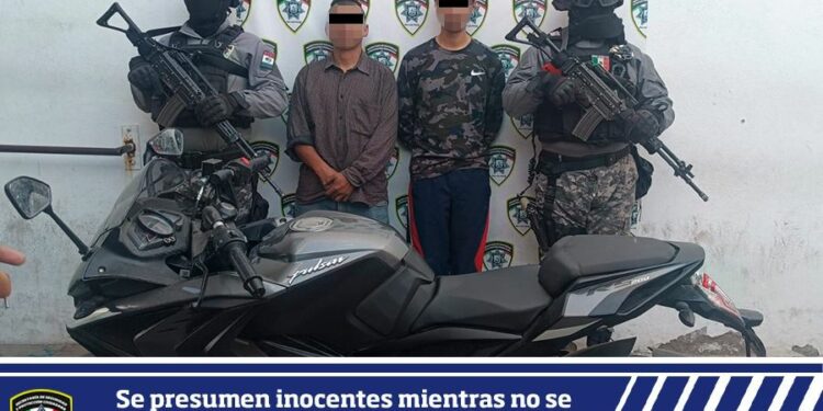 Detienen a dos hombres por placas sobrepuestas y agresión a policías en SLP