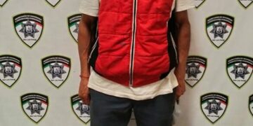 Detienen a hombre por posesión de droga en el Barrio de Santiago