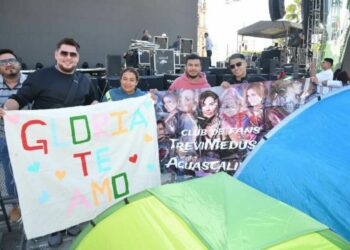 Fanáticos de Gloria Trevi acampan desde madrugada en Soledad por concierto en la Feria de la Enchilada
