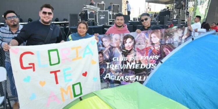 Fanáticos de Gloria Trevi acampan desde madrugada en Soledad por concierto en la Feria de la Enchilada