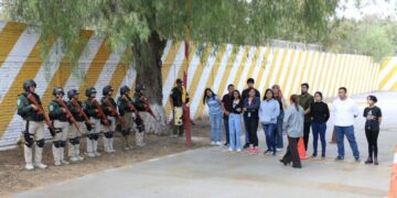 Estudiantes universitarios se acercan a formación policial en SLP