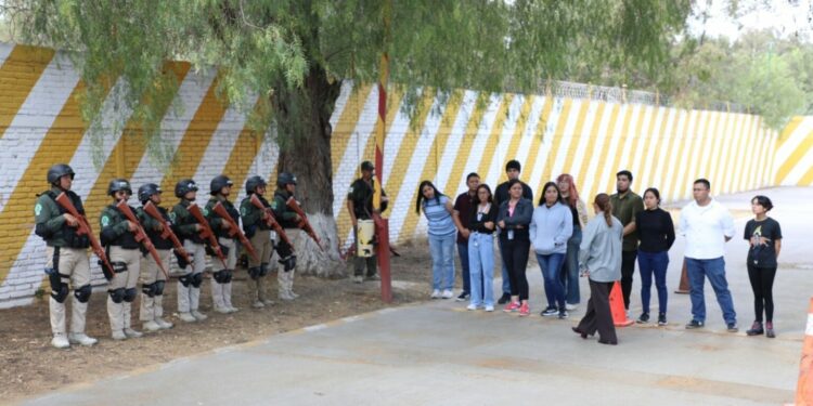 Estudiantes universitarios se acercan a formación policial en SLP